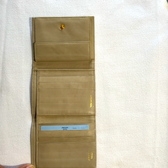 ๐ฏ AUTHENTIC NWOT PRADA NYLON COMPACT BIFOLD WALLET MINT - Picture 5 of 15